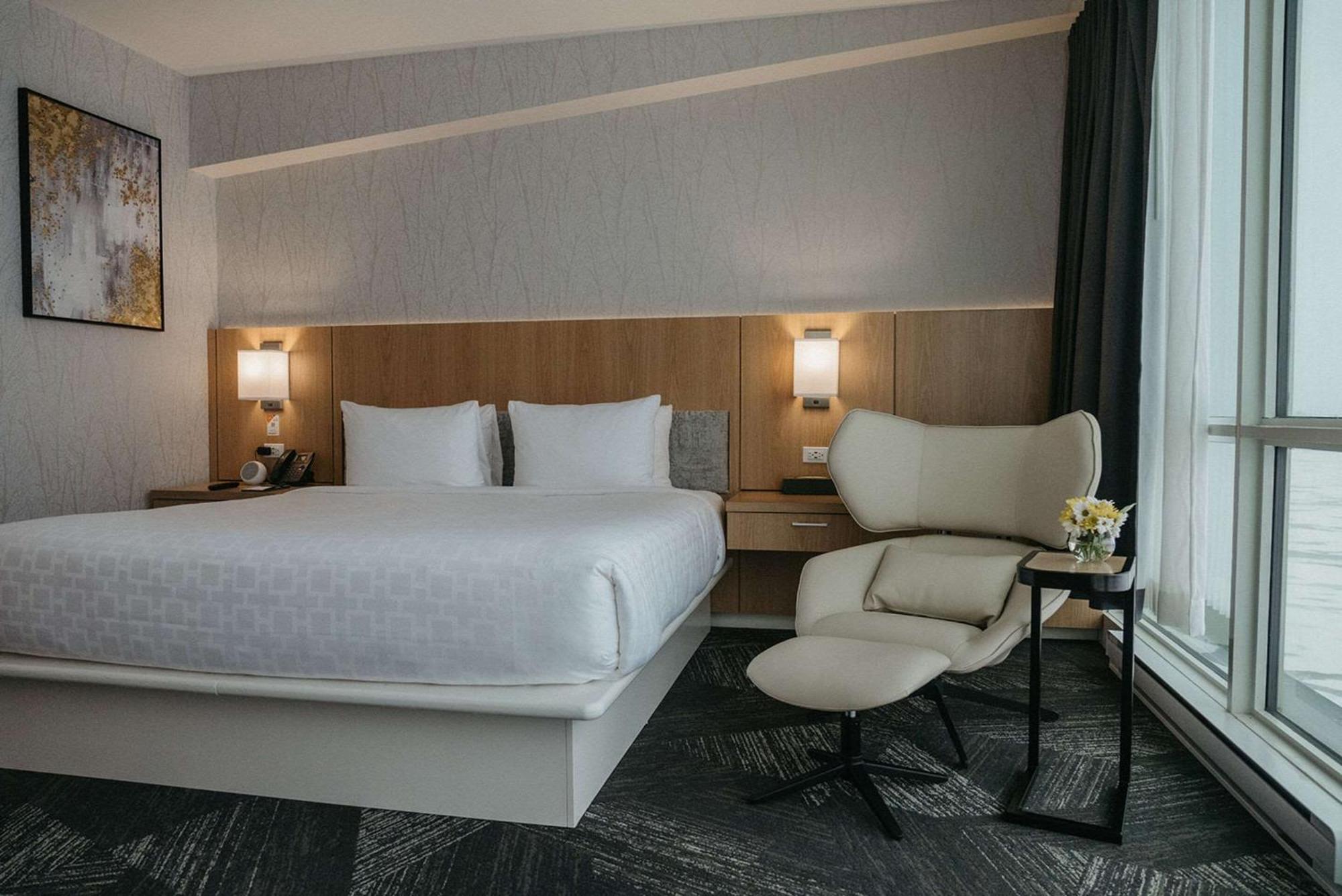 King Room with Lake View - Non-Smoking